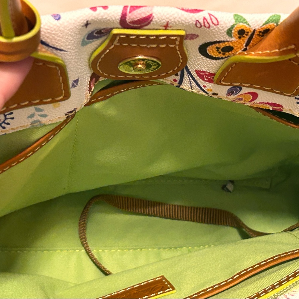 Dooney & Bourke *AP* 2019 EPCOT INTERNATIONAL FLOWER AND GARDEN FESTIVAL - Picture 15 of 16
